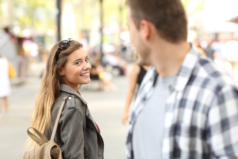 homme attiré par une femme