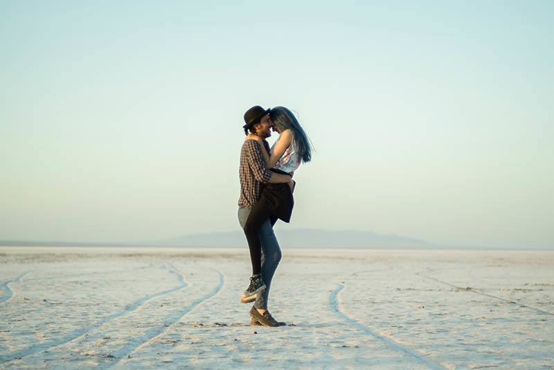 homme attiré par une femme